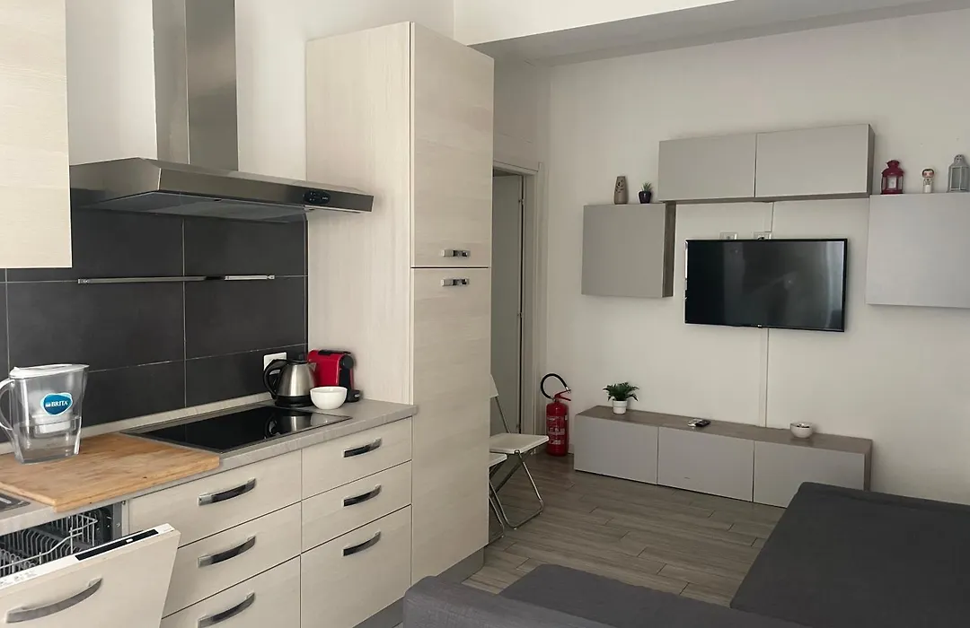 Gardone Apartment - ampio Appartamento con 2 camere da letto - Comodo per Duomo!-1