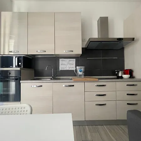 Gardone Apartment - Ampio Appartamento Con 2 Camere Da Letto - Comodo Per Duomo!-2